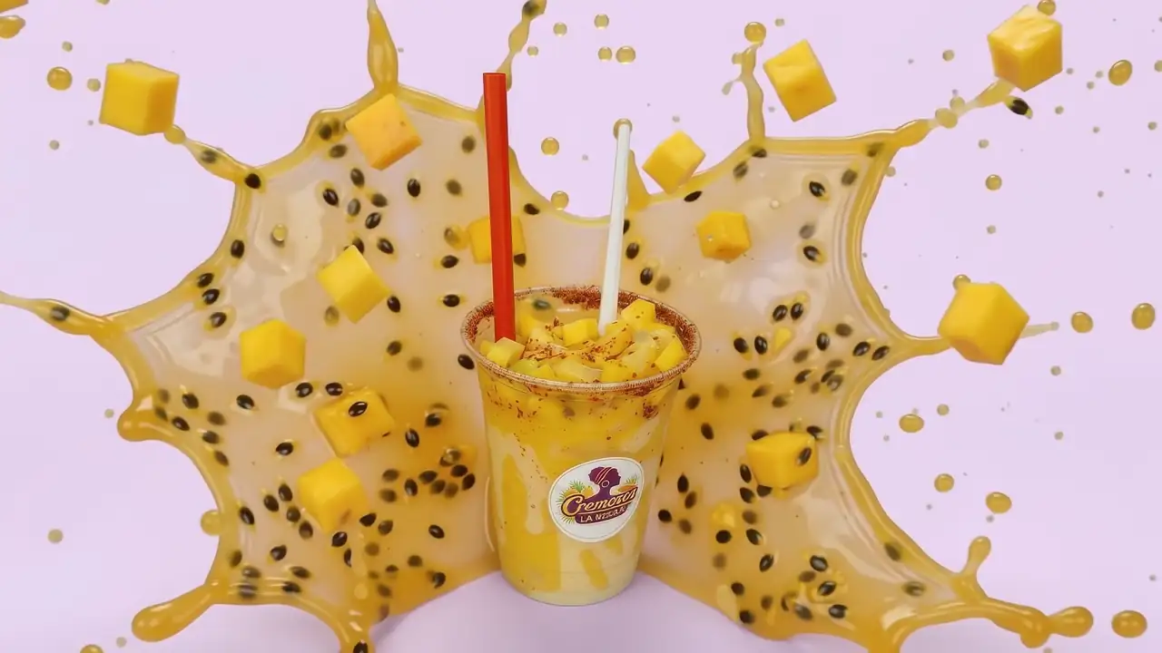 Mara Mara, granizado de maracuyá y mango, con un estallido de jugo de maracuyá y cubos de mango alrededor del vaso